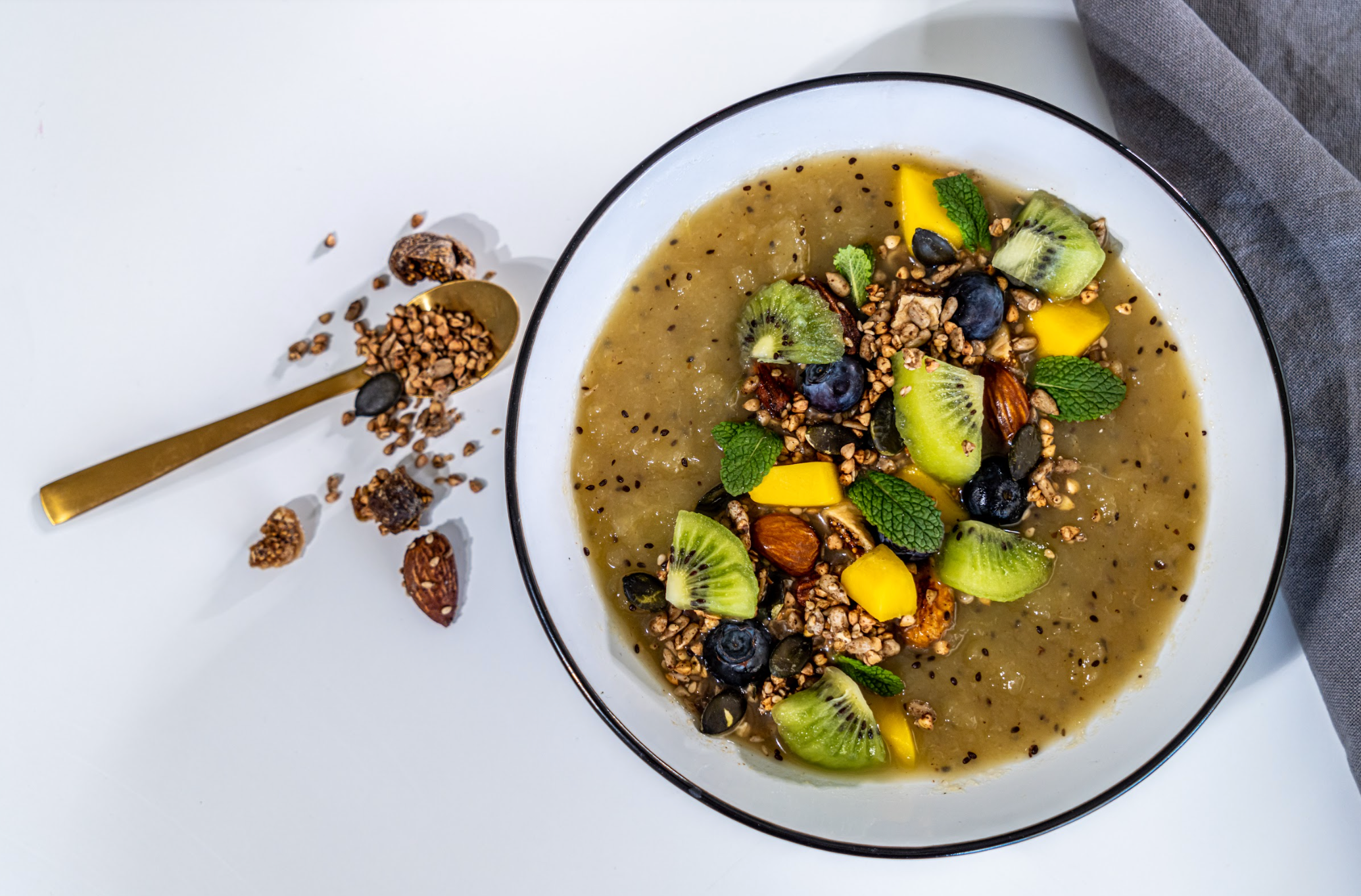 Granola bio sans céréales, figues, amandes & super aliments, Alexandre Legrain, subtillement sucré au sirop d'érable. Recette artisanale vegan, sans gluten, sources de protéines.